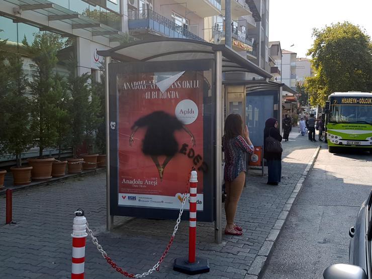 Afişteki erkek dansçıyı boyadılar, edep yazdılar