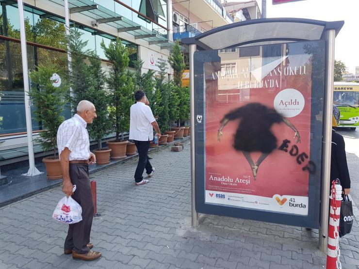 Afişteki erkek dansçıyı boyadılar, edep yazdılar