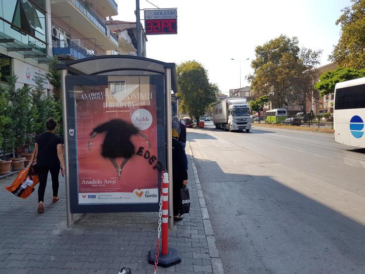 Afişteki erkek dansçıyı boyadılar, edep yazdılar
