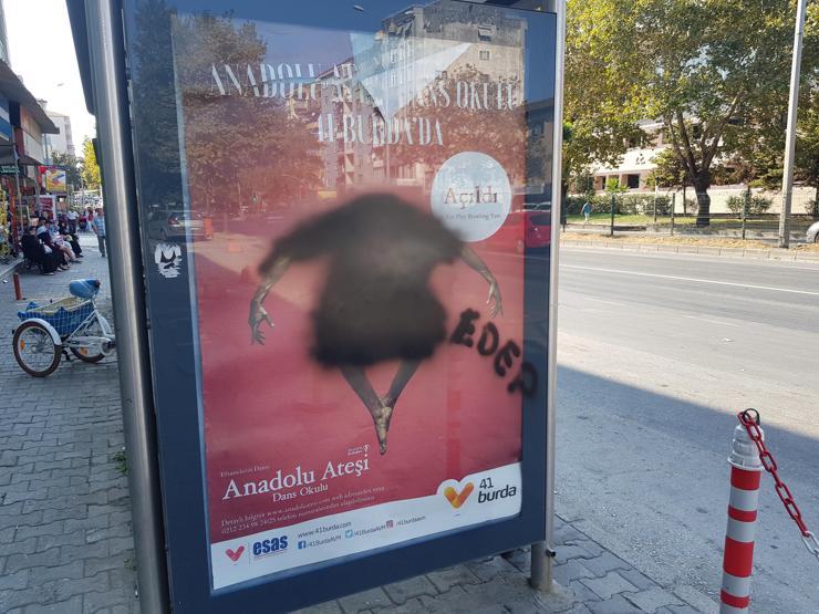 Afişteki erkek dansçıyı boyadılar, edep yazdılar