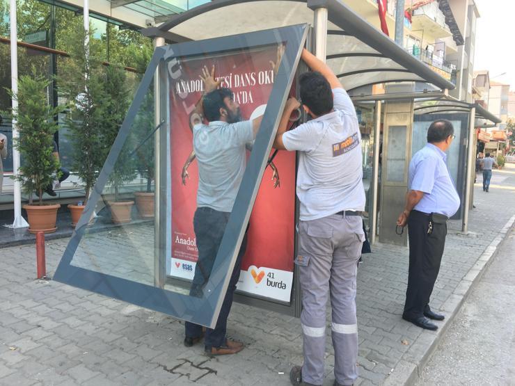 Afişteki erkek dansçıyı boyadılar, edep yazdılar