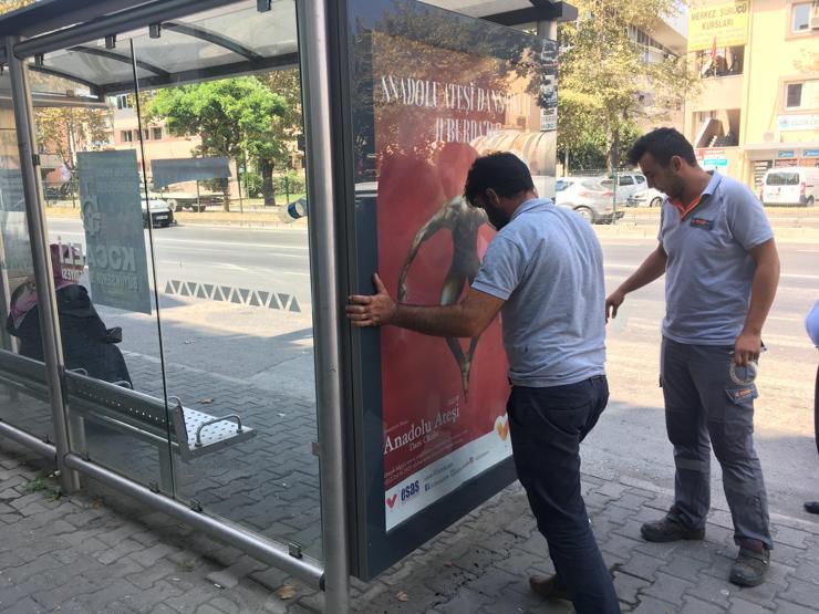 Afişteki erkek dansçıyı boyadılar, edep yazdılar