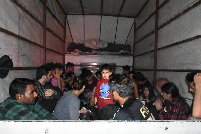 İhbar üzerine durduruldu, kasasından göçmenler çıktı