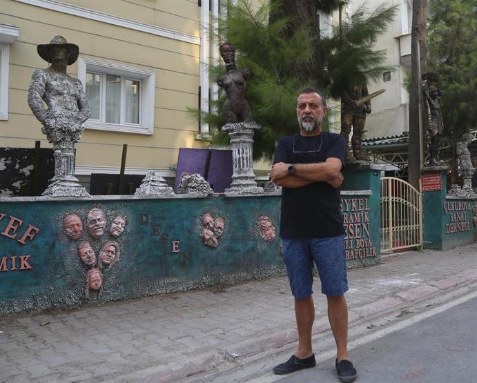 Sanat atölyesi önündeki heykeller tahrip edildi