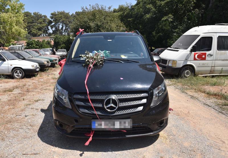 Düğün aracı gibi süslenen, 11 kaçağın olduğu minibüsün sürücüsü tutuklandı