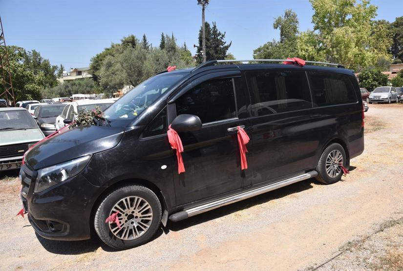 Düğün aracı gibi süslenen, 11 kaçağın olduğu minibüsün sürücüsü tutuklandı