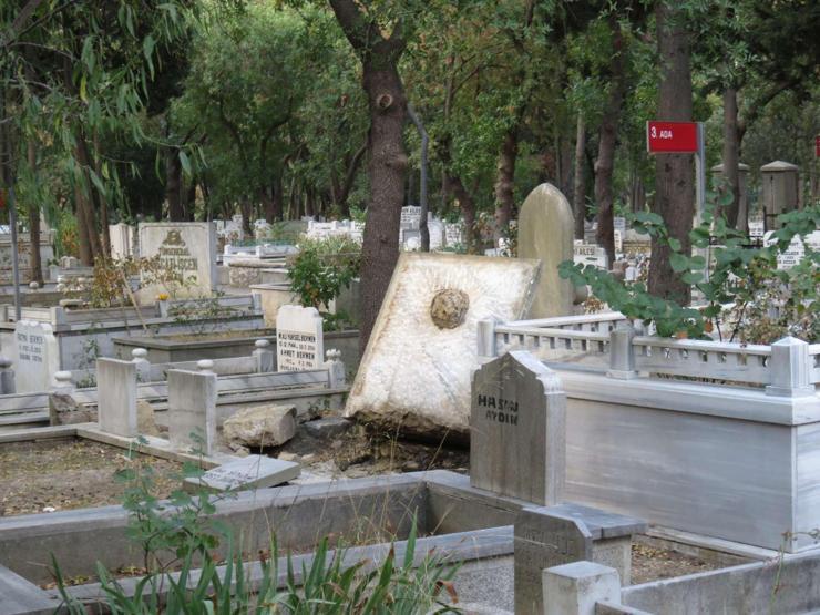 İçerenköy mezarlığında şoke eden olay