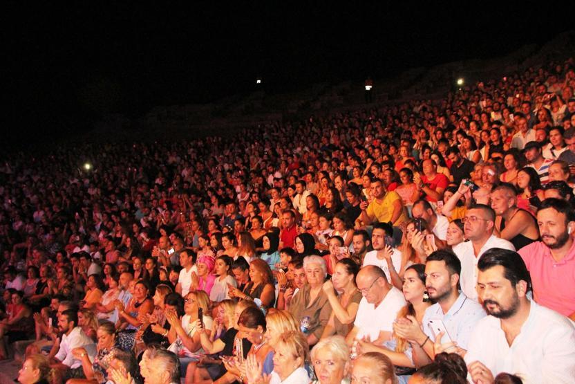 Antik Tiyatroda Yıldız Tilbe izdihamı: 5 bin kişi izledi