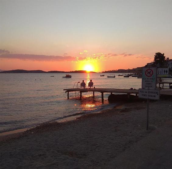 Foçada deniz yüzeyindeki kaba pislik temizlendi, yüz kişilik ekip çalışmaları sürdürüyor