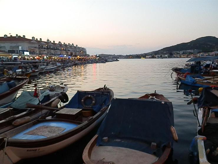 Foçada deniz yüzeyindeki kaba pislik temizlendi, yüz kişilik ekip çalışmaları sürdürüyor