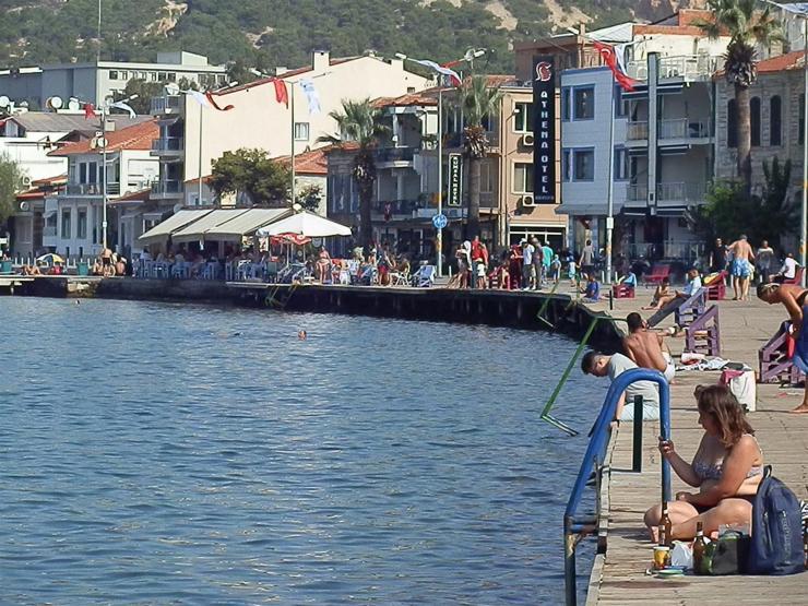 Foçada deniz yüzeyindeki kaba pislik temizlendi, yüz kişilik ekip çalışmaları sürdürüyor