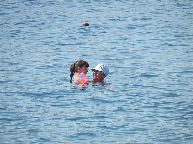Foçada deniz yüzeyindeki kaba pislik temizlendi, yüz kişilik ekip çalışmaları sürdürüyor