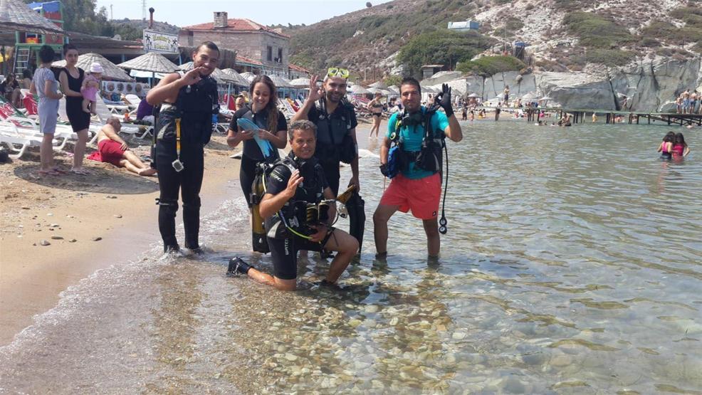 Foçada deniz yüzeyindeki kaba pislik temizlendi, yüz kişilik ekip çalışmaları sürdürüyor