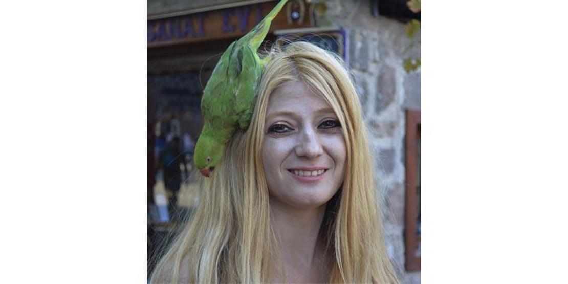 Kuşlarını gezdirip, soru soran ve fotoğraf çektirenden para alıyor