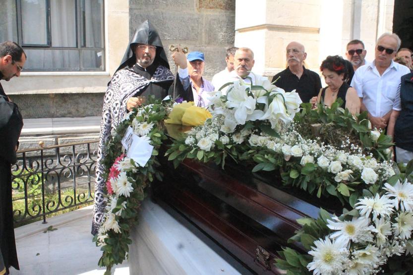 Usta yönetmen Aram Gülyüz son yolculuğuna uğurlandı
