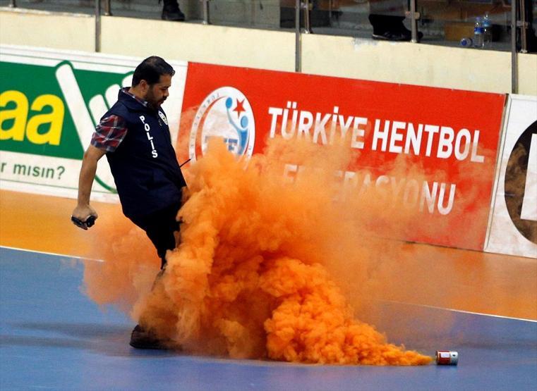 Maç iki kez durdu