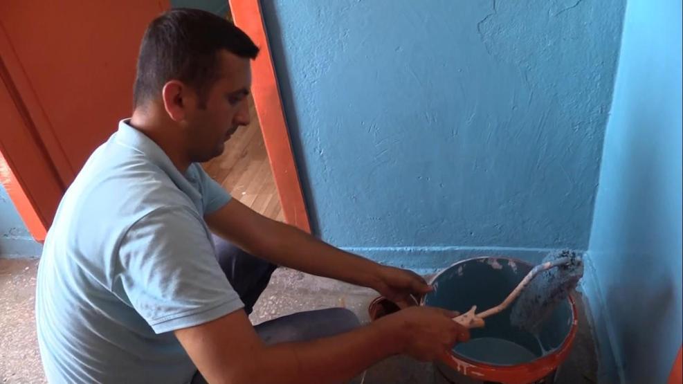 Öğretmenler duvar boyayıp, kapı pencere sildi