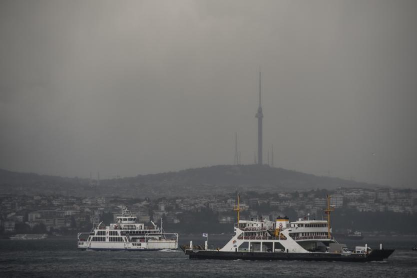 İstanbulu kara bulutlar sardı, ardından sağanak başladı: Boğazdan çamur aktı