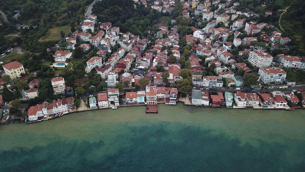 İstanbulu kara bulutlar sardı, ardından sağanak başladı: Boğazdan çamur aktı