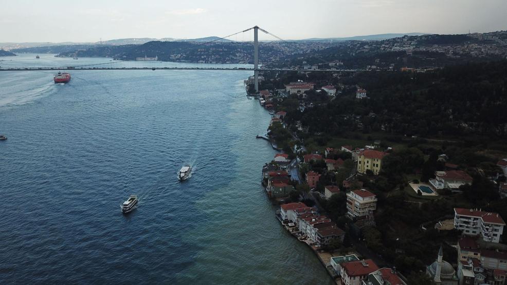 İstanbulu kara bulutlar sardı, ardından sağanak başladı: Boğazdan çamur aktı