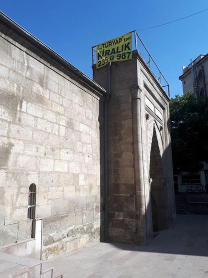 Bu ilan şaşırttı... 586 yıllık kiralık medrese