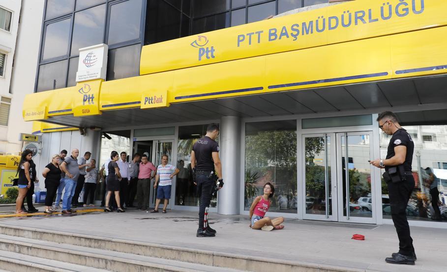 ATMde kartı sıkışan kadın ortalığı birbirine kattı