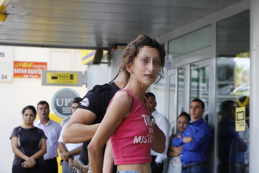 ATMde kartı sıkışan kadın ortalığı birbirine kattı