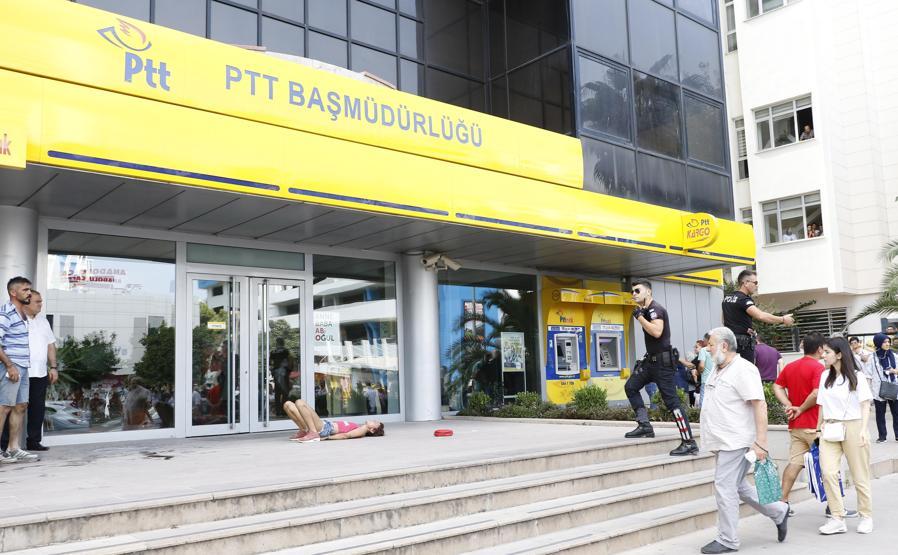 ATMde kartı sıkışan kadın ortalığı birbirine kattı