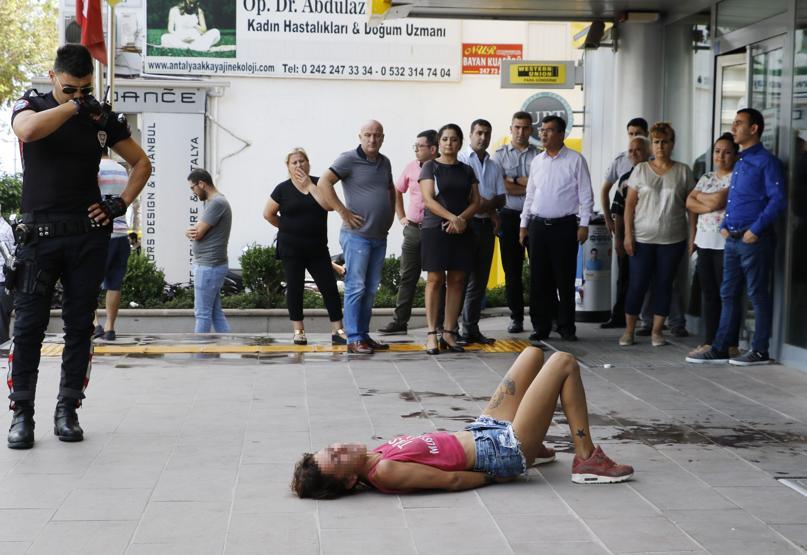ATMde kartı sıkışan kadın ortalığı birbirine kattı