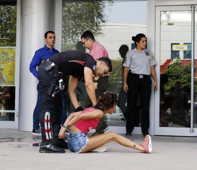 ATMde kartı sıkışan kadın ortalığı birbirine kattı