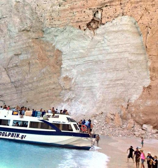 Yunanistanda korku dolu anlar Ünlü plaj çöktü