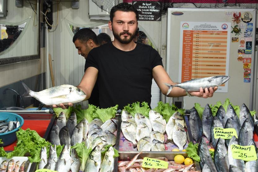 Çanakkalede tezgahlar doldu, balık fiyatları düştü