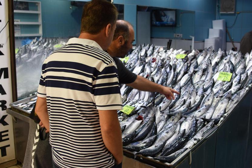 Çanakkalede tezgahlar doldu, balık fiyatları düştü