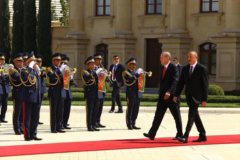 Cumhurbaşkanı Erdoğan Azerbaycanda: Baküde sıcak kucaklaşma