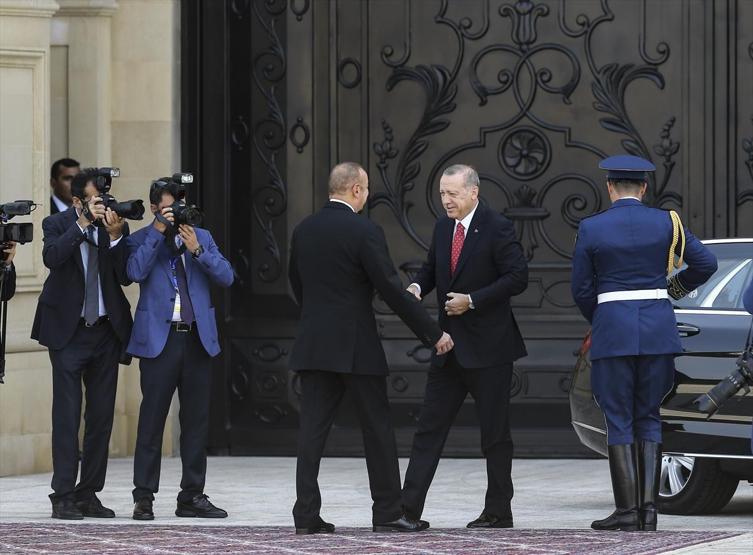 Cumhurbaşkanı Erdoğan Azerbaycanda: Baküde sıcak kucaklaşma
