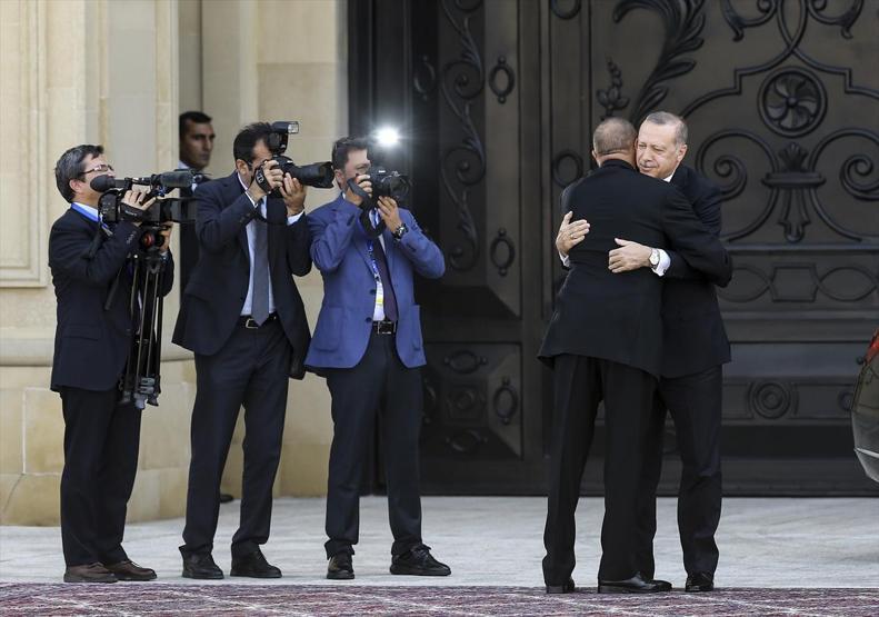 Cumhurbaşkanı Erdoğan Azerbaycanda: Baküde sıcak kucaklaşma