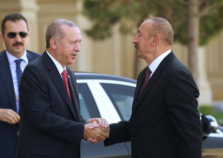 Cumhurbaşkanı Erdoğan Azerbaycanda: Baküde sıcak kucaklaşma