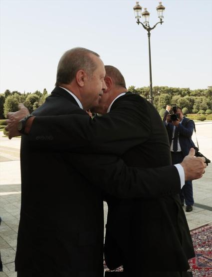 Cumhurbaşkanı Erdoğan Azerbaycanda: Baküde sıcak kucaklaşma