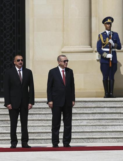 Cumhurbaşkanı Erdoğan Azerbaycanda: Baküde sıcak kucaklaşma