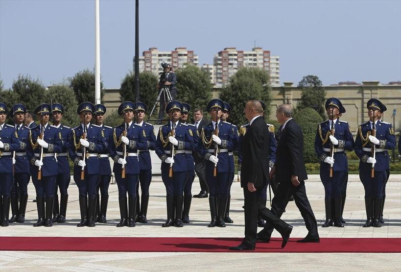 Cumhurbaşkanı Erdoğan Azerbaycanda: Baküde sıcak kucaklaşma