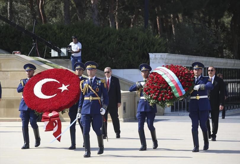 Cumhurbaşkanı Erdoğan Azerbaycanda: Baküde sıcak kucaklaşma