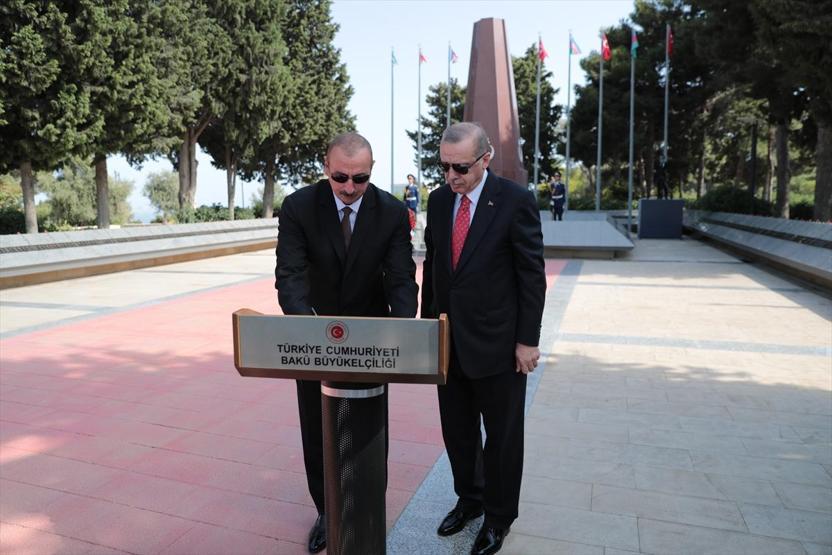Cumhurbaşkanı Erdoğan Azerbaycanda: Baküde sıcak kucaklaşma