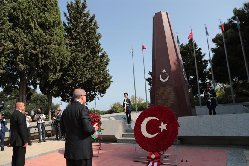 Cumhurbaşkanı Erdoğan Azerbaycanda: Baküde sıcak kucaklaşma