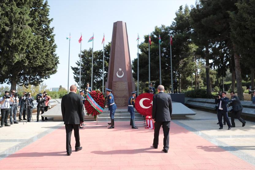 Cumhurbaşkanı Erdoğan Azerbaycanda: Baküde sıcak kucaklaşma