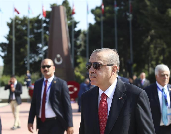 Cumhurbaşkanı Erdoğan Azerbaycanda: Baküde sıcak kucaklaşma