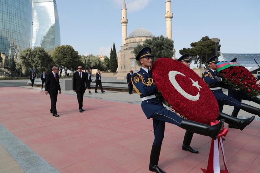 Cumhurbaşkanı Erdoğan Azerbaycanda: Baküde sıcak kucaklaşma