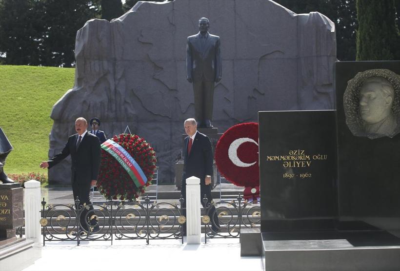 Cumhurbaşkanı Erdoğan Azerbaycanda: Baküde sıcak kucaklaşma