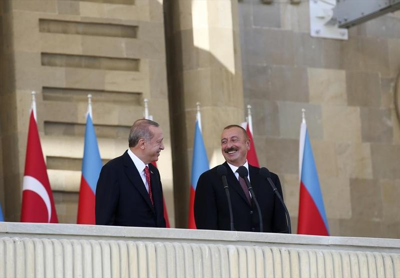 Cumhurbaşkanı Erdoğan Azerbaycanda: Baküde sıcak kucaklaşma