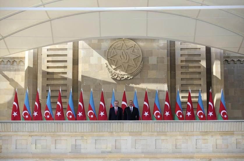 Cumhurbaşkanı Erdoğan Azerbaycanda: Baküde sıcak kucaklaşma