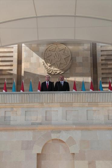 Cumhurbaşkanı Erdoğan Azerbaycanda: Baküde sıcak kucaklaşma